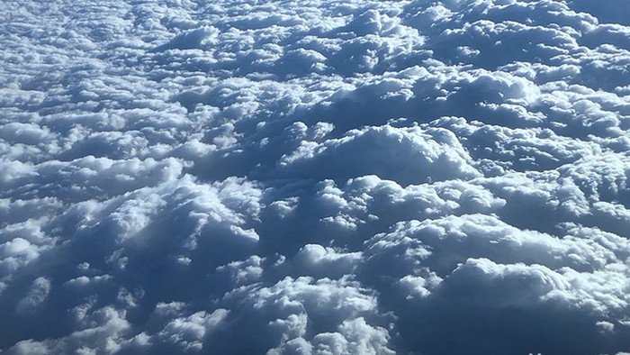 航拍新疆乌鲁木齐高空云海层积云雪山蓝天