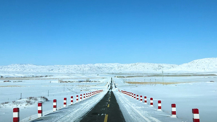 新疆阿勒泰西南切木尔切克乡道路路标雪景