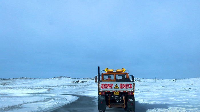 实拍新疆喀纳斯道路养护作业车铲雪冰天雪地