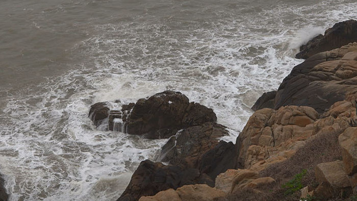 实拍连江海岸海浪拍打礁石视频