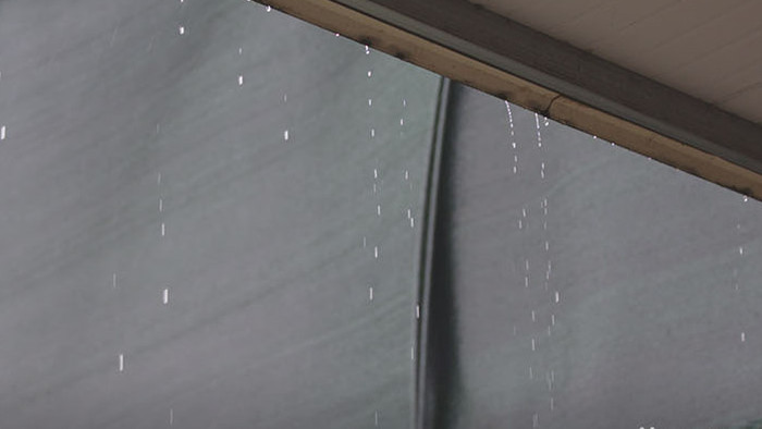 实拍雨季下雨时雨水从屋檐落下视频