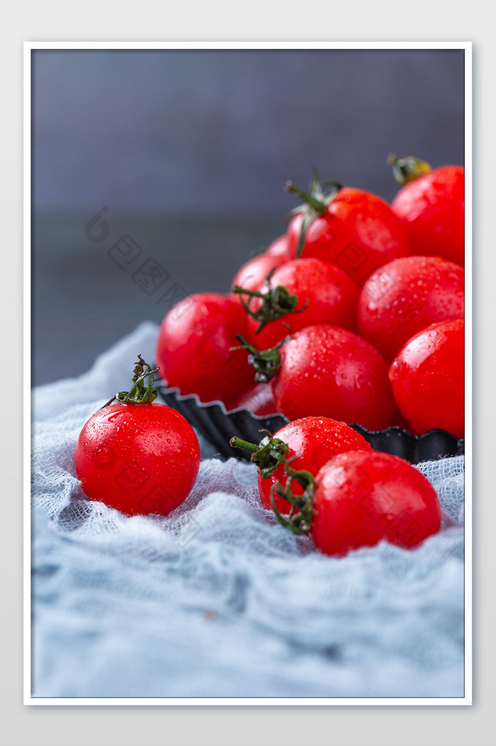 留白拍摄新鲜红色小西红柿图片图片