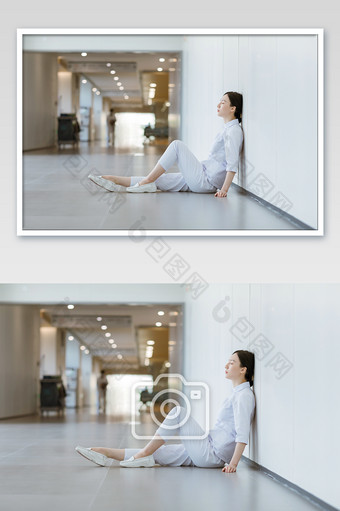 疲倦的女性护士靠着墙壁休息图片