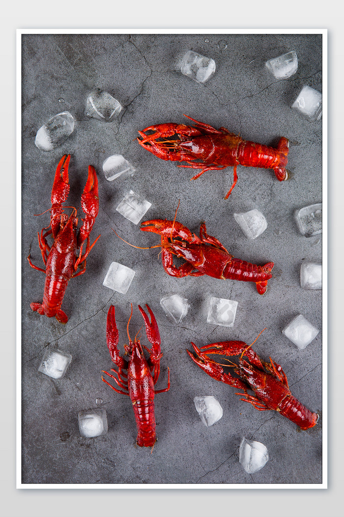 散落的冰块和红色小龙虾