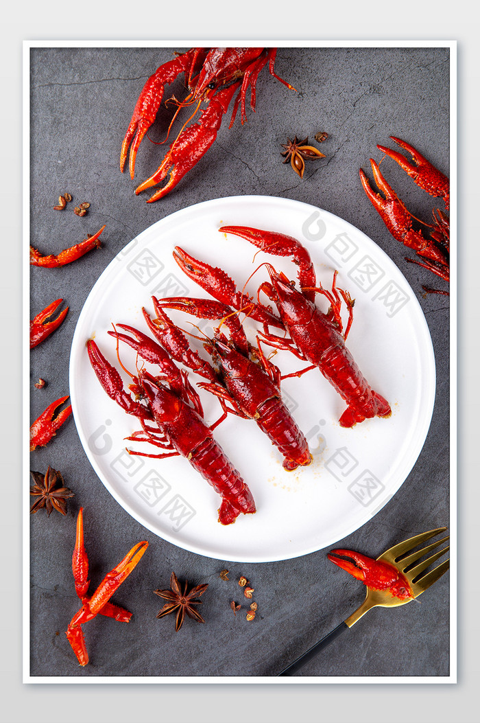 白色餐具里面的红色小龙虾