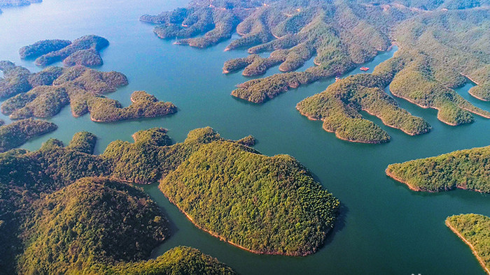 航拍山区湖泊水库