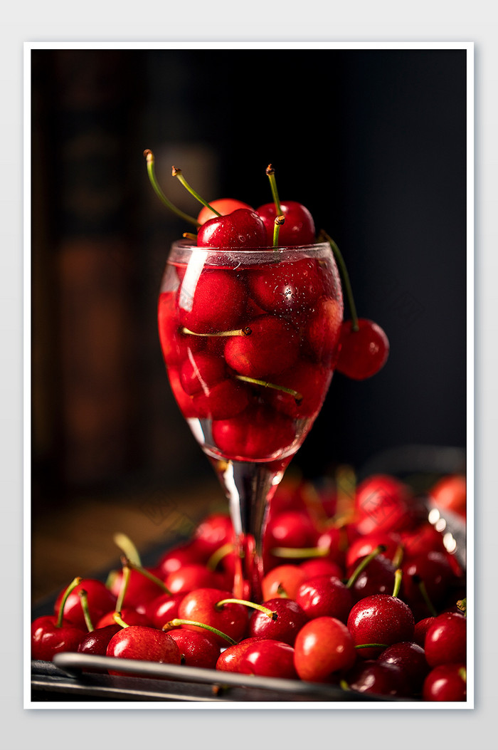 酒杯樱桃新鲜夏日水果摄影图