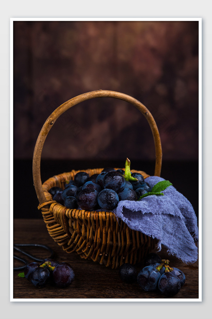 竹篮里面的黑色葡萄复古拍摄