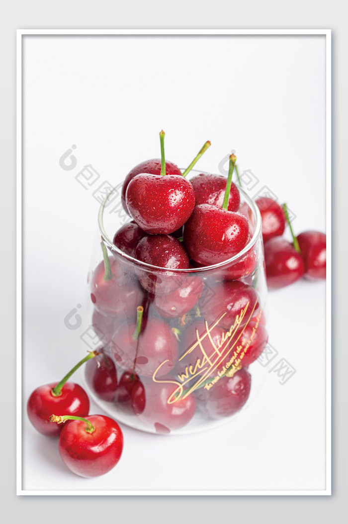 白色背景ins杯子里面装着好吃的樱桃图片图片