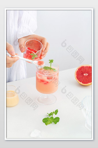 西柚饮料制作摄影图片
