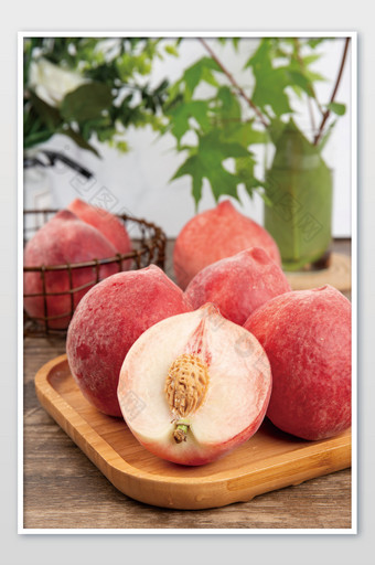 新鲜好吃的桃子摄影图片