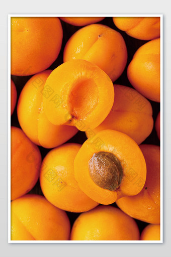 俯拍切开一半的杏子图片