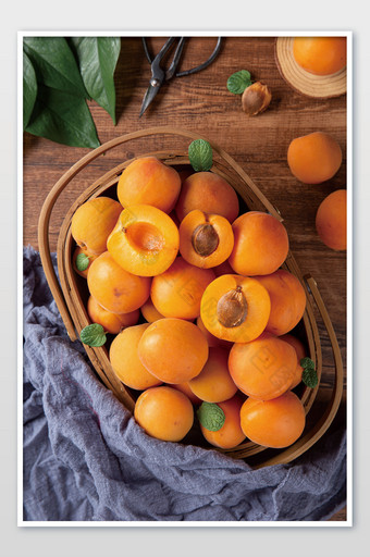 俯拍水果篮里面的成熟杏子好吃的水果图片