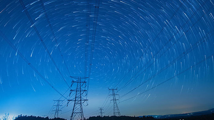 电力塔高压线夜间星空延时4K高清素材