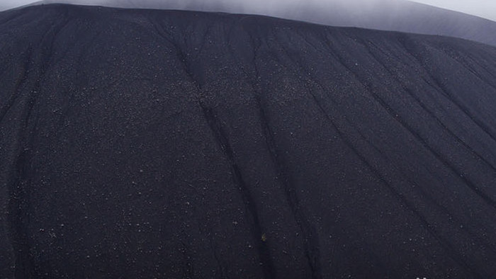大气震撼风4K实拍航拍烟雾环绕的黑色火山