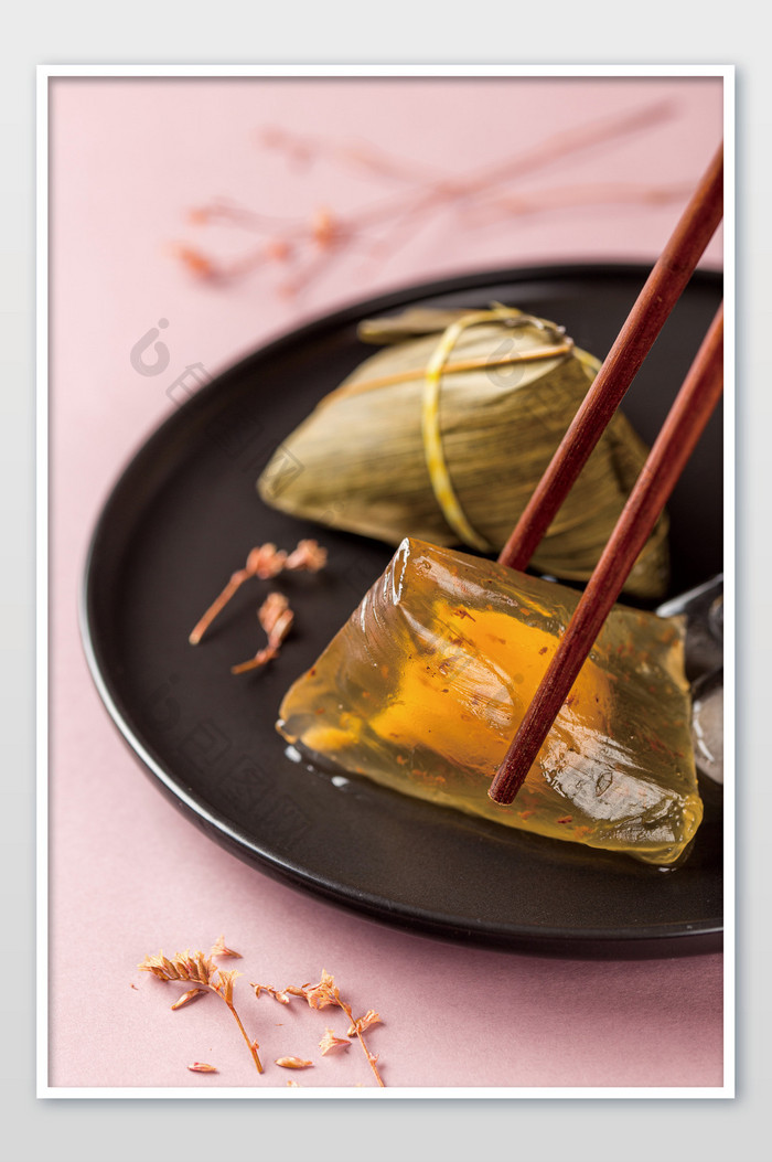 用筷子夹起桂花馅水晶粽子