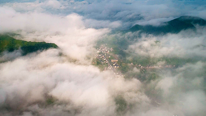 航拍杭州富阳云雾缭绕的群山