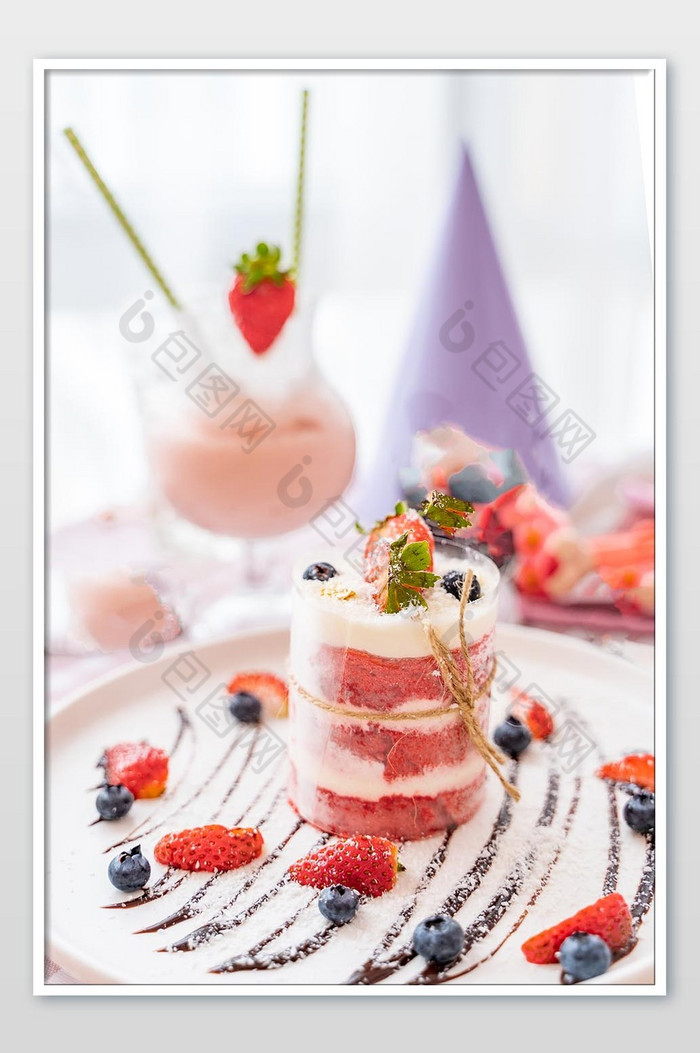 草莓红丝绒蛋糕甜点图片图片