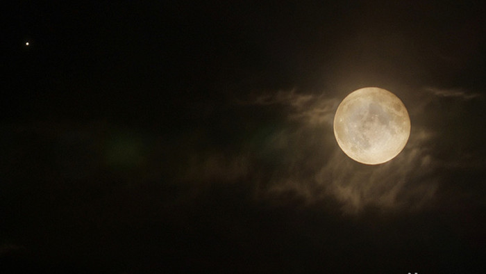 夜晚十五月亮天空云朵延时实拍视频