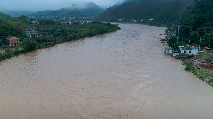 航拍杭州市临安区暴雨过后奔腾的昌化溪