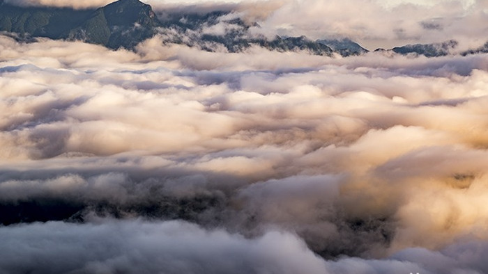 安徽群山间翻滚的云海延时摄影