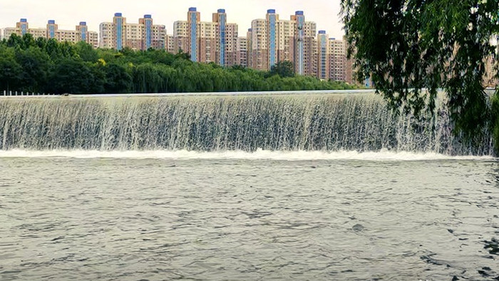 夏天雨季水库水坝泄洪放水