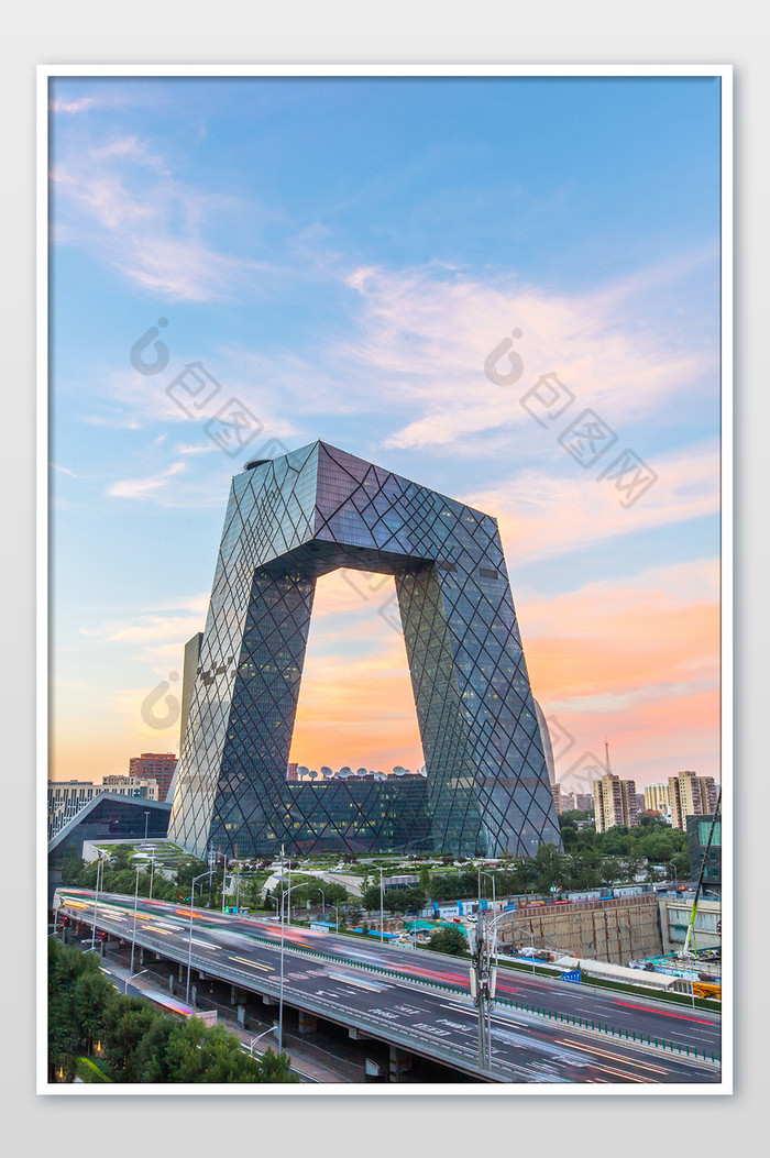夕阳下北京央视总部大楼傍晚摄影图片