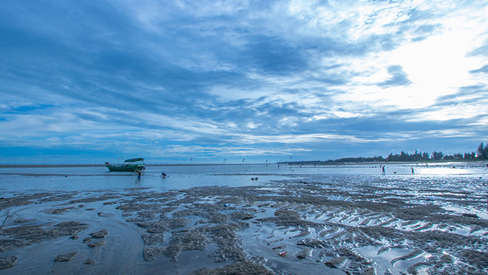 大气磅礴台风前的蓝色海滩延时摄影高清4K