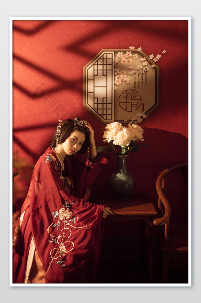 复古红色传统风格汉服美女图片-包图网