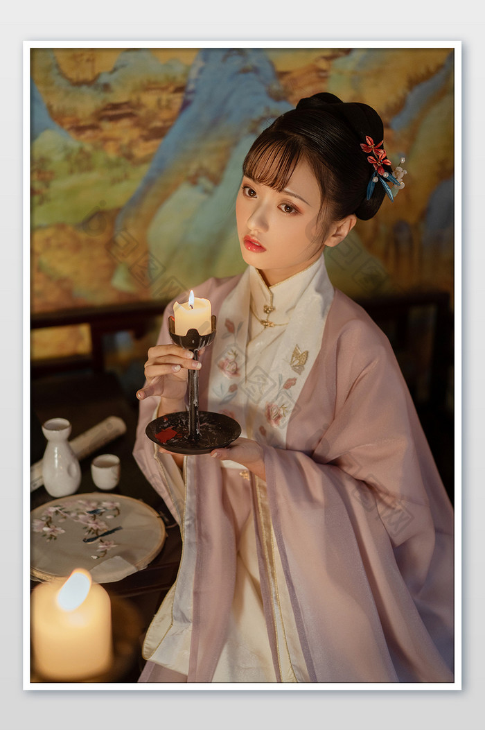 传统风格汉服中国风美女掌灯