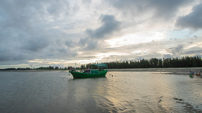 台风前的海滩渔船日落延时摄影实拍高清4K