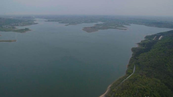 4K航拍青山绿水湖面视频素材