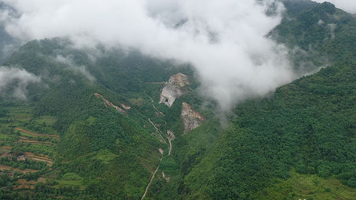 震撼秦岭航拍穿云实拍视频