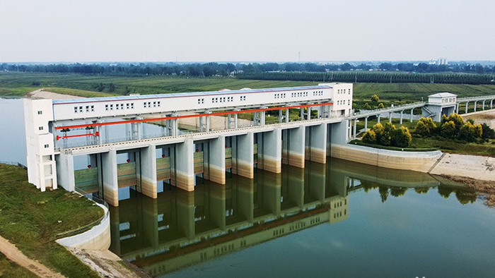 航拍京杭大运河水利枢纽无人机实拍