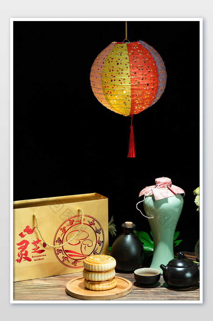 八月十五中秋节月饼摄影图