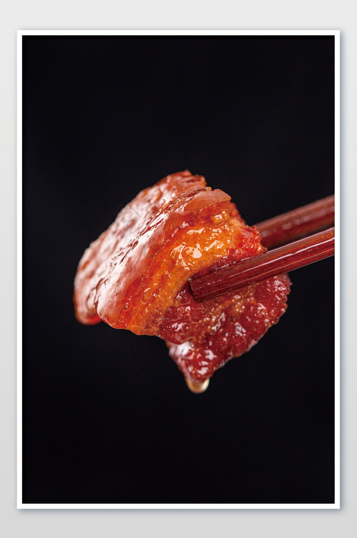 筷子夹起红色的红烧肉素材