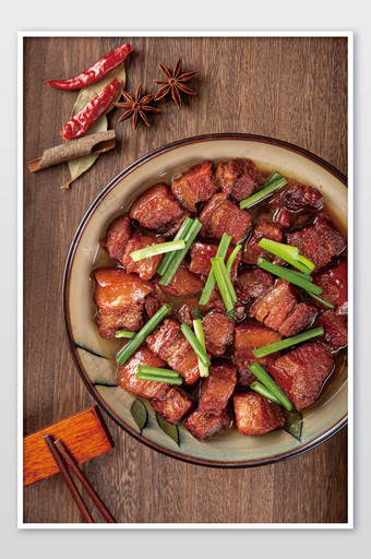 木桌上的美味佳肴红烧肉图片