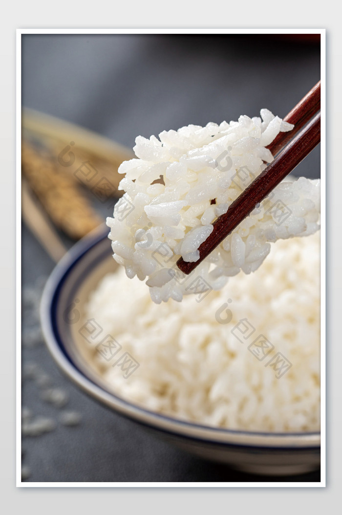 筷子夹起白色的大米饭