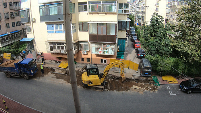 老旧居民社区就成改造挖掘机道路施工延时