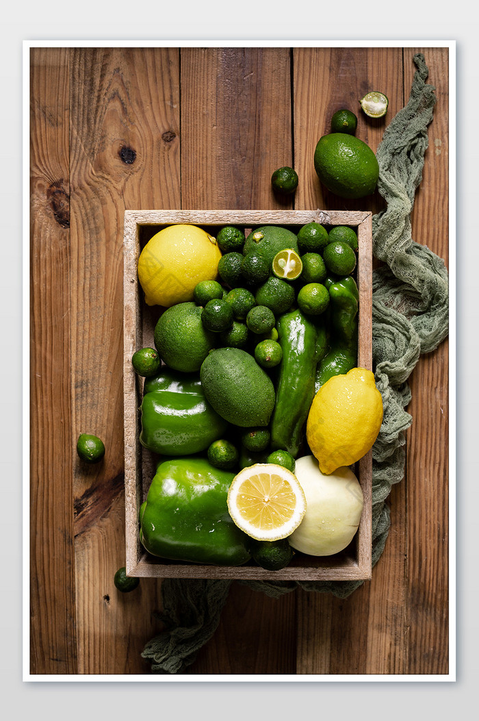 桌面上的一筐水果蔬菜图片图片