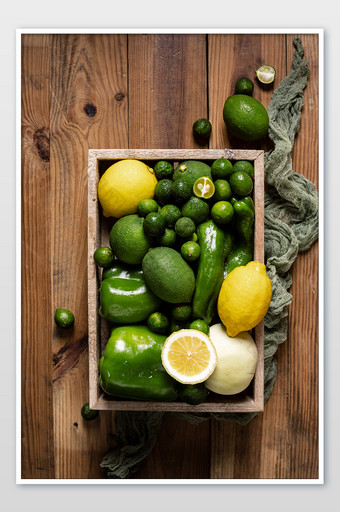 桌面上的一筐水果蔬菜图片