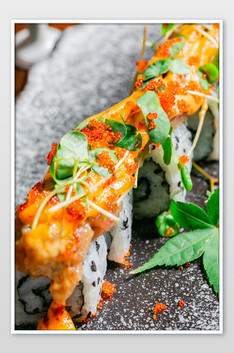 一排日式寿司特写图片