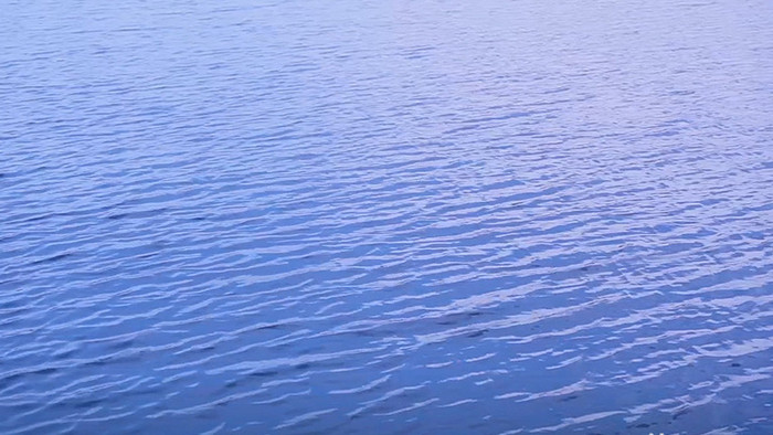 天蓝色水面水波纹空镜实拍视频