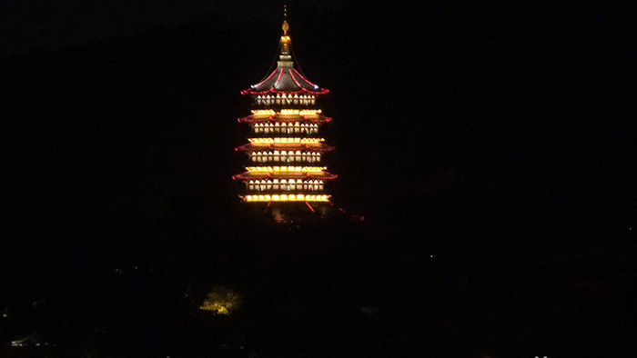 雷峰塔周边夜景实拍视频