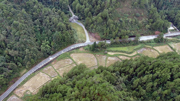 航拍贵州大山中的公路