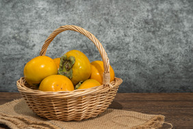 一篮美味营养水果甜柿子