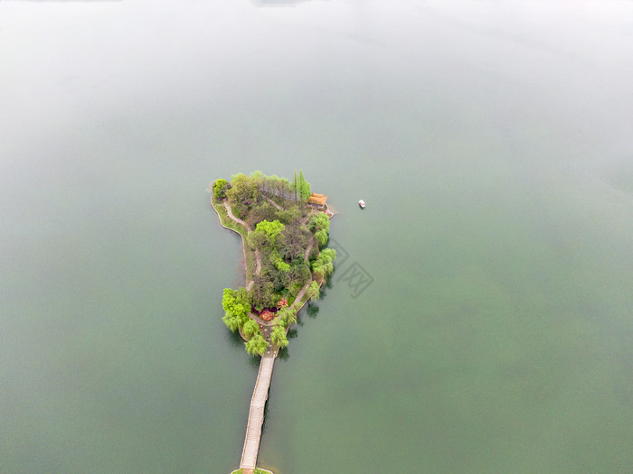 航拍湖中小岛摄影图片