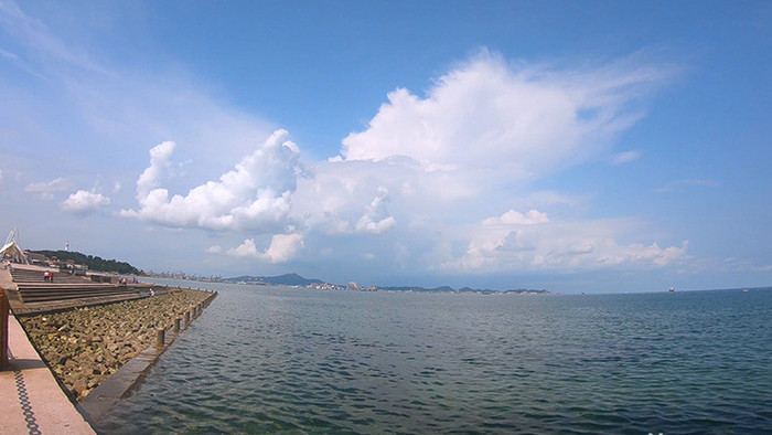 海岸边拍摄海面涨潮云层天空延时