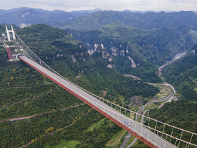 航拍跨越峡谷高速路大桥摄影图片