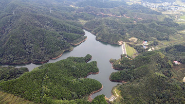 航拍湖南怀化大山中天然水库